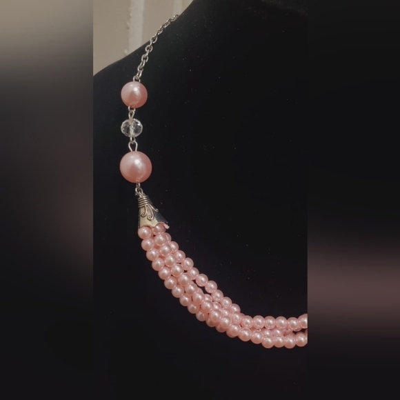 Light Pink Embedded Beaded Necklace. 🌴 - Picture 4 of 6